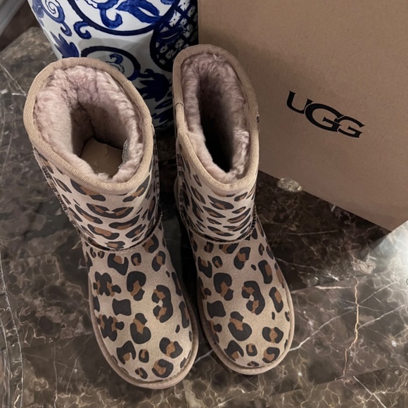 New UGG Classic Cheetah Print boots - Picture 4 of 5